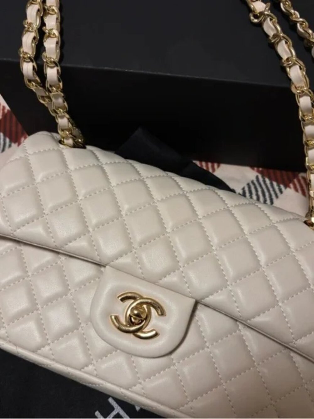 💎Chanel White Quilted Shoulder Bag with Gold Chain - Picture 7 of 8